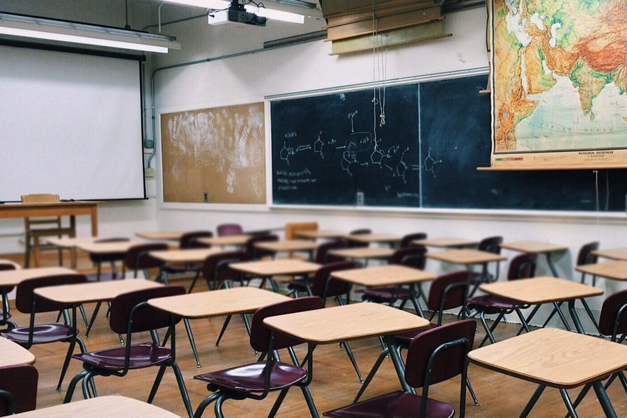 Salle de classe vide pleine de bureaux